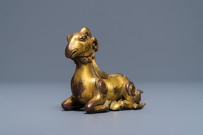 Un presse-papier en bronze doré en forme d'un bélier, Chine, 19/20ème