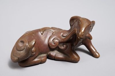 Un presse-papiers en bronze en forme de bélier, Chine, 17/18ème