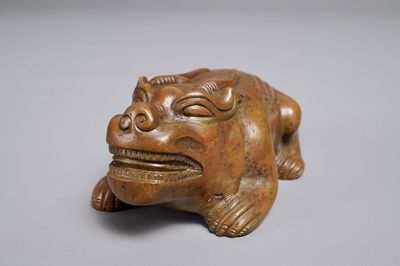 Un presse-papiers en bronze en forme de bixie, Chine, 18/19ème