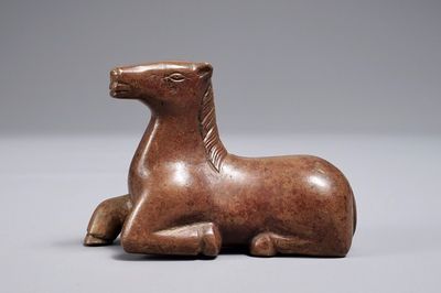 Un presse-papiers en bronze en forme de cheval couché, Chine, 19/20ème