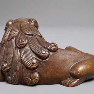 Un presse-papiers en bronze en forme de lion bouddhiste ou Shishi avec un ballon, Chine, 17/18ème — photo 4