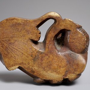 Un presse-papiers en bronze en forme de lion bouddhiste ou Shishi avec un ballon, Chine, 17/18ème — photo 6