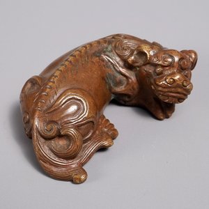Un presse-papiers en bronze en forme de lion bouddhiste ou Shishi, Chine, 17/18ème — photo 1