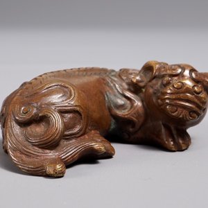 Un presse-papiers en bronze en forme de lion bouddhiste ou Shishi, Chine, 17/18ème — photo 3