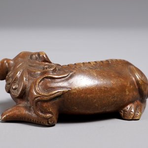 Un presse-papiers en bronze en forme de lion bouddhiste ou Shishi, Chine, 17/18ème — photo 5