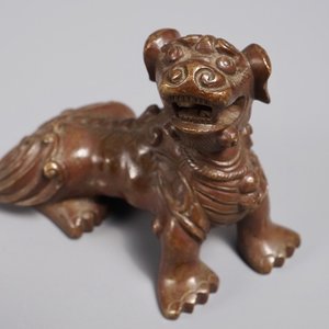 Un presse-papiers en bronze en forme de lion bouddhiste ou Shishi, Chine, 18/19ème — photo 1