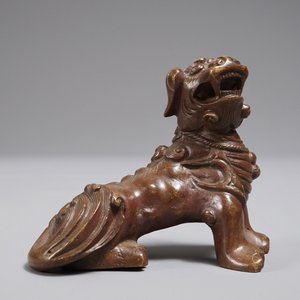 Un presse-papiers en bronze en forme de lion bouddhiste ou Shishi, Chine, 18/19ème — photo 2