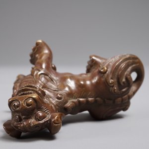 Un presse-papiers en bronze en forme de lion bouddhiste ou Shishi, Chine, 18/19ème — photo 7