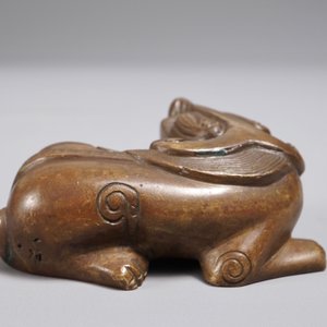 Un presse-papiers en bronze en forme de lion bouddhiste ou Shishi, Chine, 18/19ème — photo 4
