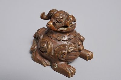 Un presse-papiers en bronze en forme de luduan, Chine, 17/18ème