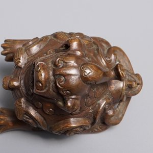 Un presse-papiers en bronze en forme de luduan, Chine, 17/18ème — photo 7
