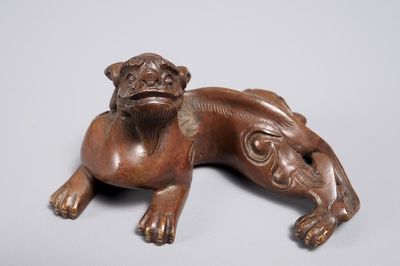 Un presse-papiers en bronze en forme de qilong, Chine, 18/19ème