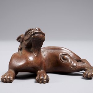Un presse-papiers en bronze en forme de qilong, Chine, 18/19ème — photo 2