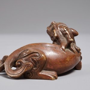 Un presse-papiers en bronze en forme de qilong, Chine, 18/19ème — photo 4