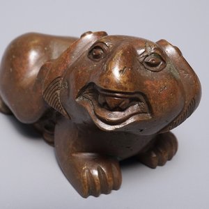 Un presse-papiers en bronze en forme d'un animal mythique, Chine, 18/19ème — photo 1
