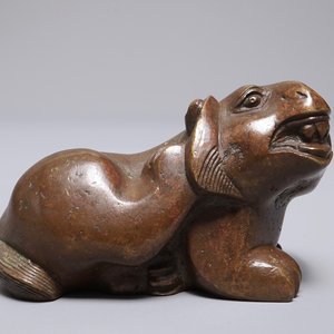 Un presse-papiers en bronze en forme d'un animal mythique, Chine, 18/19ème — photo 2
