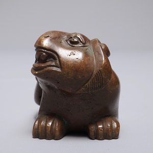 Un presse-papiers en bronze en forme d'un animal mythique, Chine, 18/19ème — photo 3