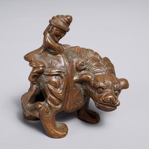 Un presse-papiers en bronze en forme d'un animal mythique et son cavalier, Chine, 19/20ème — photo 1