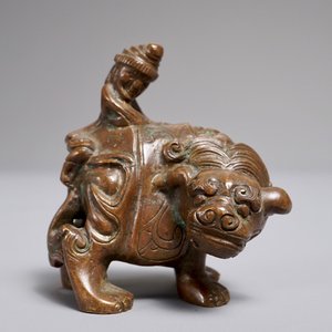 Un presse-papiers en bronze en forme d'un animal mythique et son cavalier, Chine, 19/20ème — photo 2