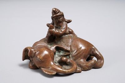 Un presse-papiers en bronze en forme d'un éléphant et son cavalier, Chine, 19/20ème