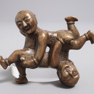 Un presse-papiers en bronze en forme d'une paire de garçons luttants, Chine, 18/19ème — photo 1