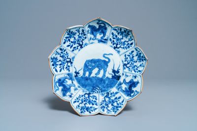 Un rare plat en forme de lotus en porcelaine de Chine en bleu et blanc à décor d'un léopard, Kangxi