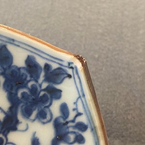 Un rare plat en forme de lotus en porcelaine de Chine en bleu et blanc à décor d'un léopard, Kangxi — photo 6