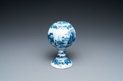 Un rare porte-perruque d'enfant en faïence de Delft en bleu et blanc à décor chinois, fin du 17ème