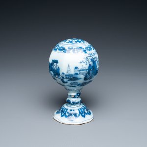 Un rare porte-perruque d'enfant en faïence de Delft en bleu et blanc à décor chinois, fin du 17ème — photo 1