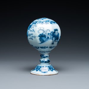 Un rare porte-perruque d'enfant en faïence de Delft en bleu et blanc à décor chinois, fin du 17ème — photo 3