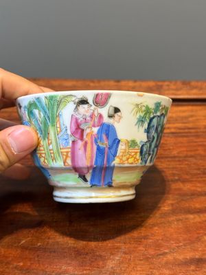 Un rare sucrier couvert, une tasse et une soucoupe en porcelaine de Chine famille rose de Canton, 19ème — photo 11