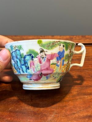 Un rare sucrier couvert, une tasse et une soucoupe en porcelaine de Chine famille rose de Canton, 19ème — photo 12