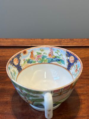 Un rare sucrier couvert, une tasse et une soucoupe en porcelaine de Chine famille rose de Canton, 19ème — photo 14