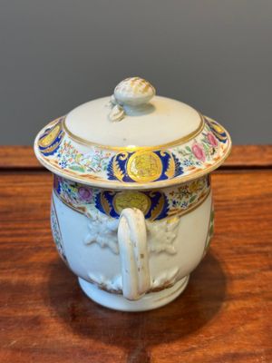 Un rare sucrier couvert, une tasse et une soucoupe en porcelaine de Chine famille rose de Canton, 19ème — photo 19