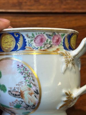 Un rare sucrier couvert, une tasse et une soucoupe en porcelaine de Chine famille rose de Canton, 19ème — photo 30