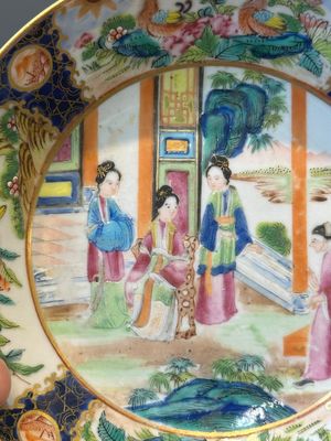 Un rare sucrier couvert, une tasse et une soucoupe en porcelaine de Chine famille rose de Canton, 19ème — photo 3