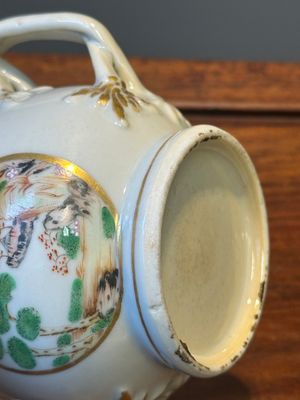 Un rare sucrier couvert, une tasse et une soucoupe en porcelaine de Chine famille rose de Canton, 19ème — photo 32