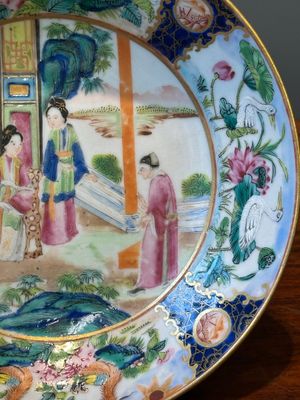 Un rare sucrier couvert, une tasse et une soucoupe en porcelaine de Chine famille rose de Canton, 19ème — photo 4