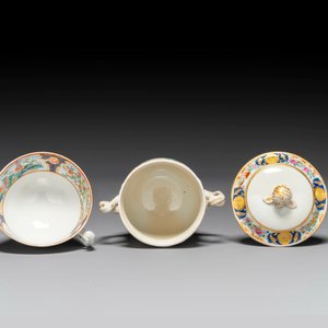 Un rare sucrier couvert, une tasse et une soucoupe en porcelaine de Chine famille rose de Canton, 19ème — photo 3