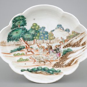 Un ravier ovale polylobé en porcelaine de Chine famille rose d'export avec une scène de chasse, Qianlong, 18ème — photo 1