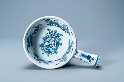 Un réchaud armorié en faïence de Delft en bleu et blanc aux armes de von Zinzendorf d'Autriche, fin du 17ème