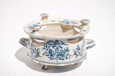 Un rechaud en faïence dans le style de Delft en bleu et blanc, la Frise, daté 1783