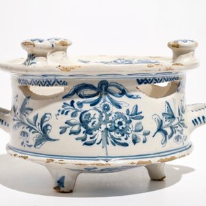 Un rechaud en faïence dans le style de Delft en bleu et blanc, la Frise, daté 1783 — photo 2