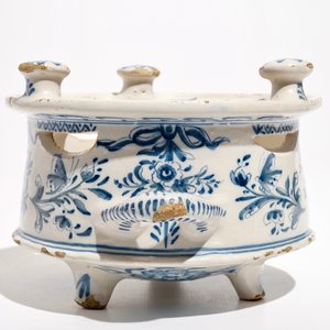 Un rechaud en faïence dans le style de Delft en bleu et blanc, la Frise, daté 1783 — photo 5