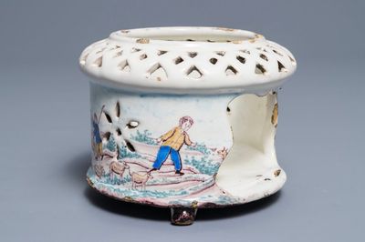 Un réchaud en faïence polychrome de Delft à décor pastoral, fin du 18ème