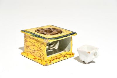 Un rechaud miniature avec son intérieur en faïence polychrome de Delft, 18ème