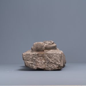 Un relief en grès gris sculpté figurant une Vierge à l'enfant, daté 1489 — photo 5