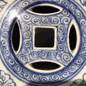 Un repose-bras en forme de tambour en porcelaine de Chine bleu et blanc, Qianlong — photo 12