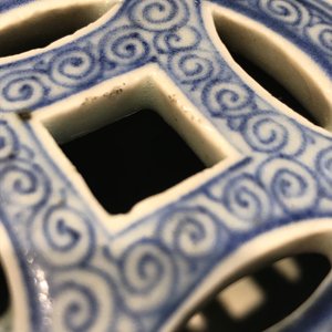 Un repose-bras en forme de tambour en porcelaine de Chine bleu et blanc, Qianlong — photo 14