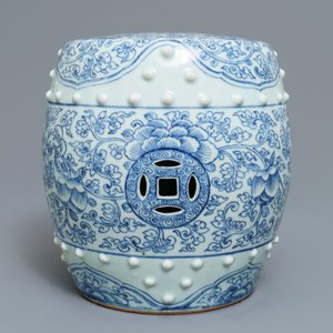 Un repose-bras en forme de tambour en porcelaine de Chine bleu et blanc, Qianlong — photo 2